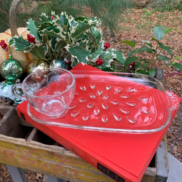 VINTAGE 4 sets of Hostess Snack Trays & Cups